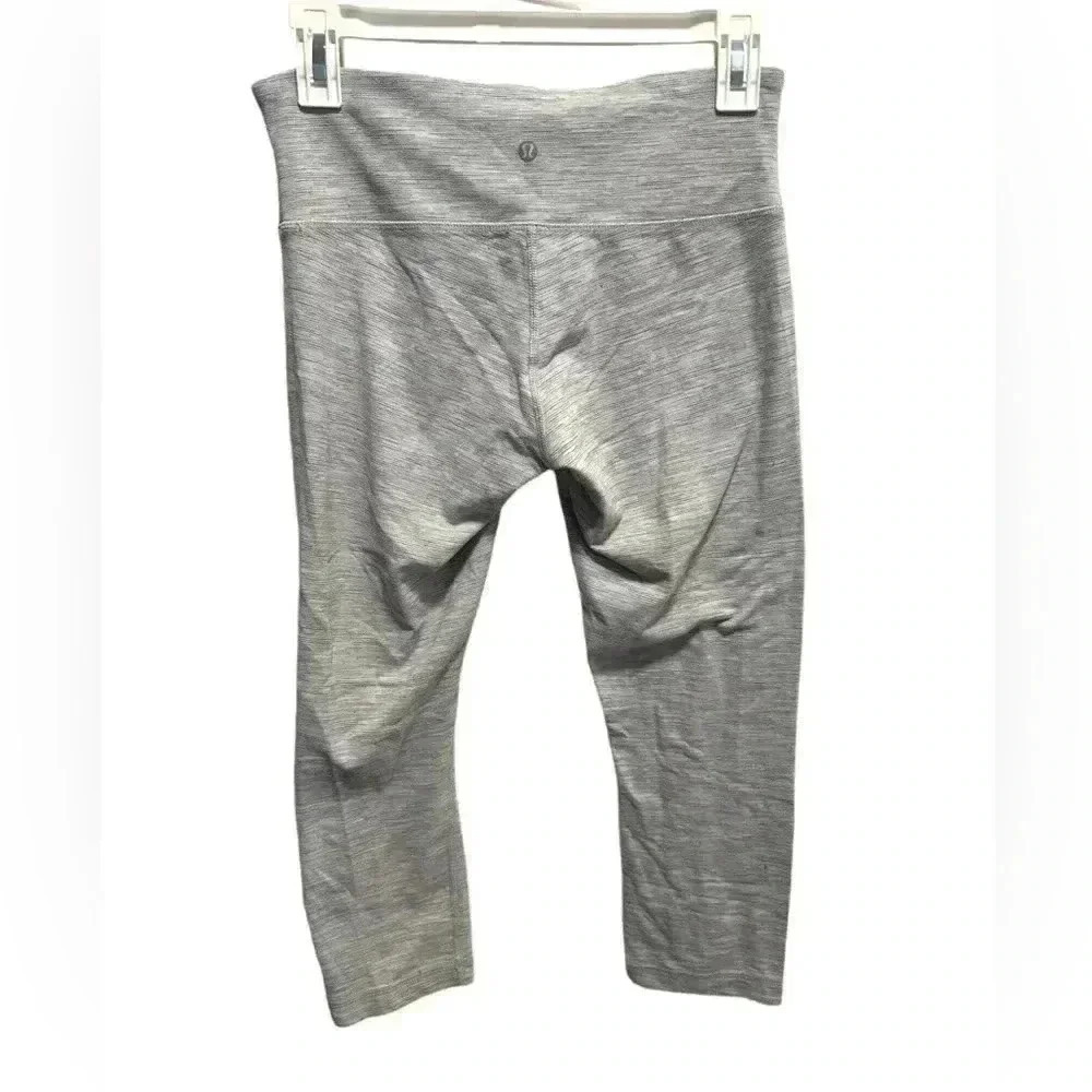 LULULEMON CREAM AND GRAY STRIPED CROPPED CAPRI LEGGINGS